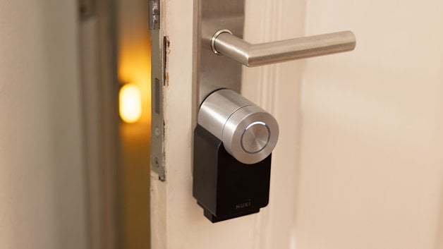 Kapı koluna takılı Nuki Smart Lock Pro'nun yakından görünümü.