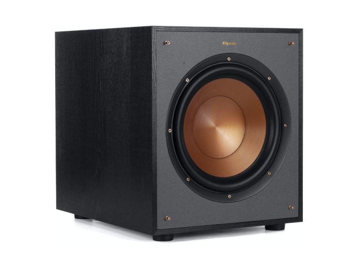 Beyaz bir arka plana karşı Klipsch R-100SW 10 inç subwoofer.