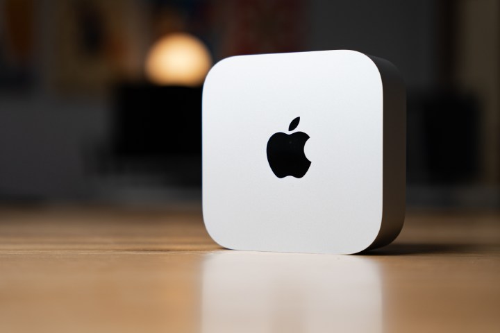 Mac mini masanın üzerinde yan duruyor.