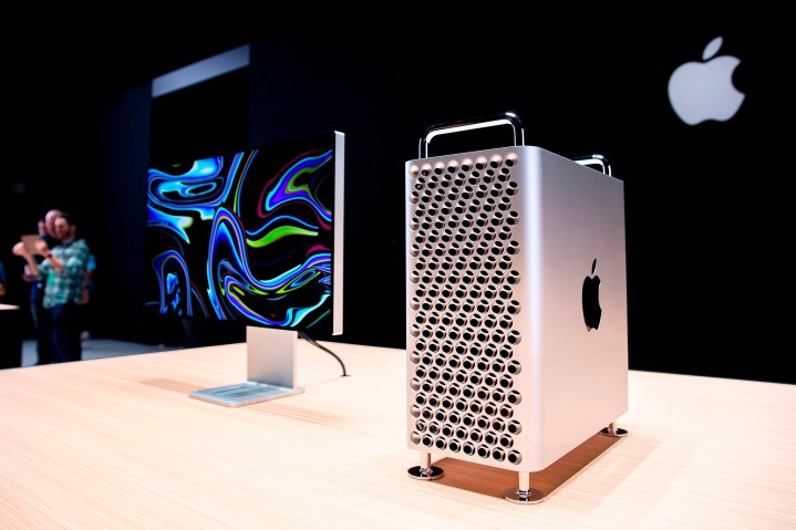 Apple'ın yeni Mac Pro'su, Apple'ın Dünya Çapında Geliştirici Konferansı (WWDC) sırasında showroom'da sergileniyor.