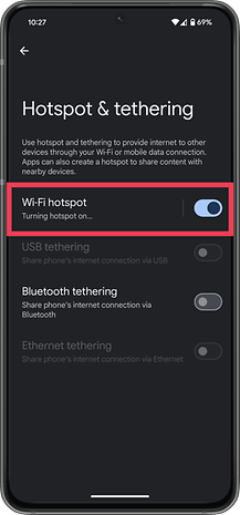 Android'de bir Wi-Fi erişim noktasının nasıl etkinleştirileceğini gösteren ekran görüntüleri.