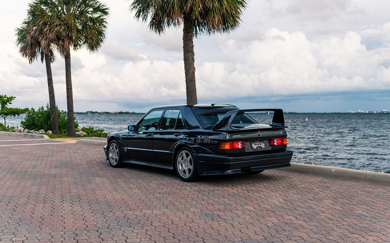 176 km kilometreye sahip ikonik Mercedes-Benz 190E 2.5-16 Evolution II spor sedan, ABD'de satışa sunuldu. Araba sadece Rusya'da daha iyi durumda