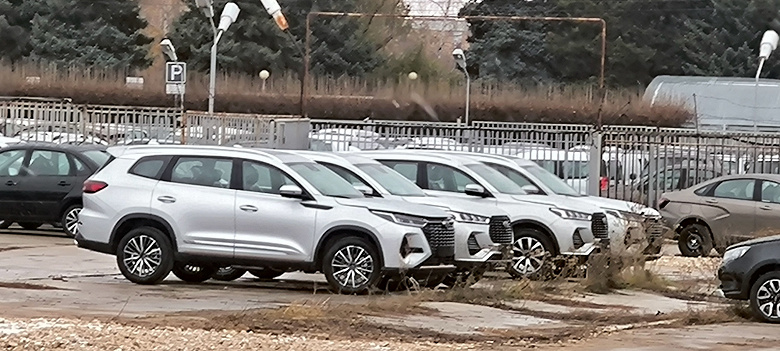 Chery Tiggo 8 Pro Max'ten çok daha ucuz olan dört tekerlekten çekişli Rus Chery Tiggo 8 Pro: Xcite X-Cross 8 zaten bayilerde, ancak temel versiyonlar yok