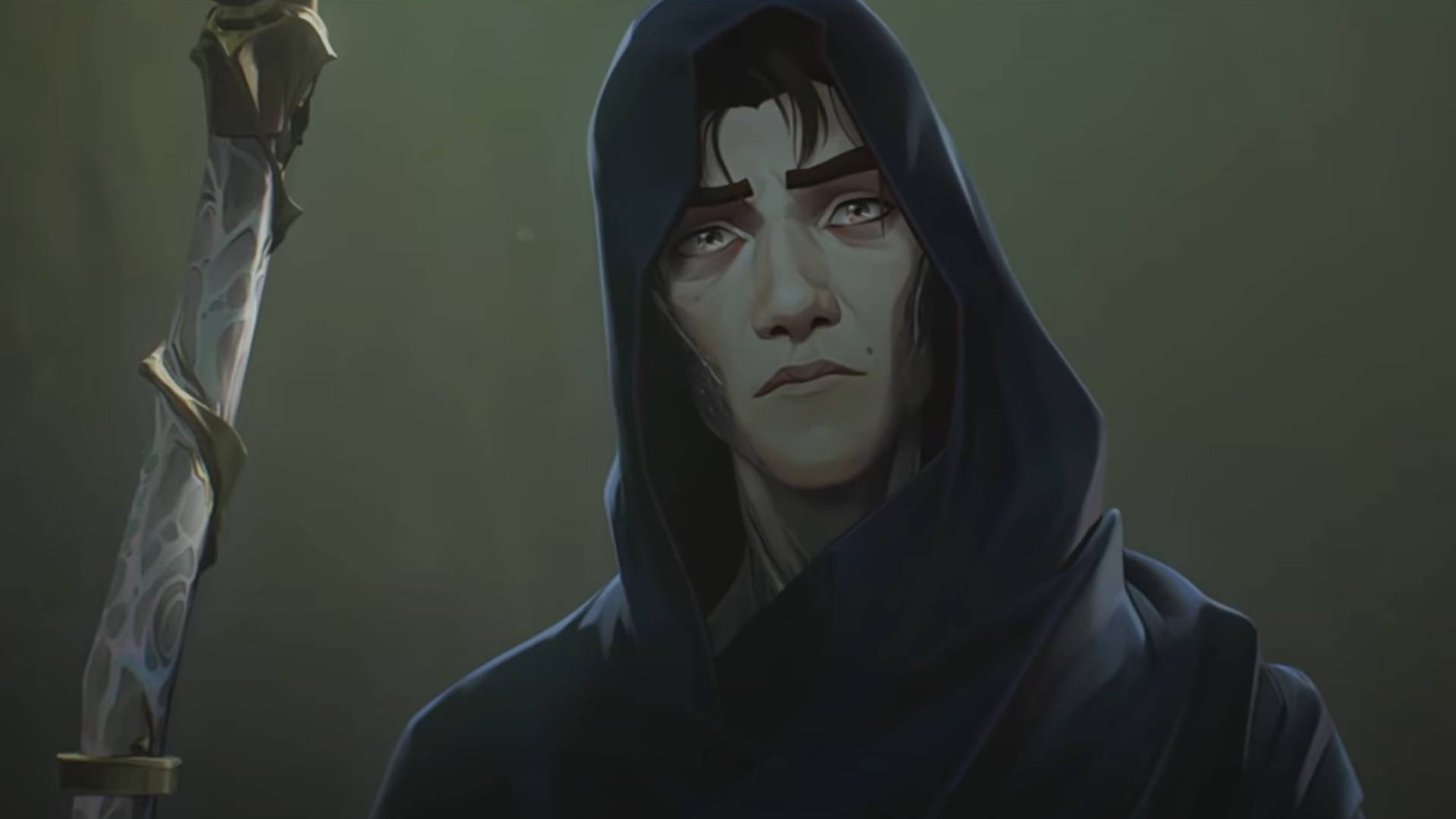 gizemli-sezon-2-inceleme-act-2-league-of-legends-lol-netflix-show Soluk tenli, sarı gözlü, mor bir başlık takan bir adam dumanlı bir alanda elinde bir asayla duruyor