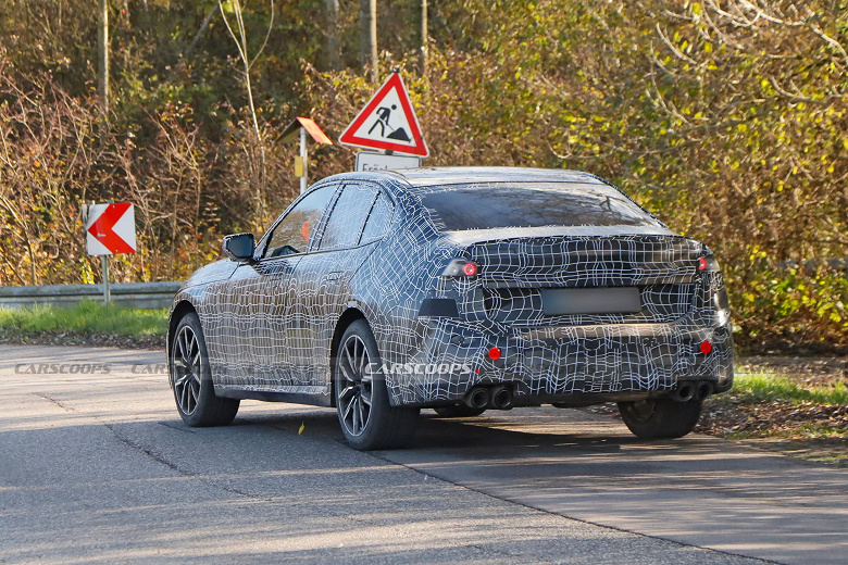 Tamamen yeni bir tasarım, ancak eski güzel benzinli motor ve tanınabilir bir 