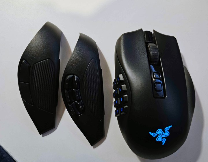 Beyaz arka planda Razer Naga V2 Pro oyun faresi ve iki adet değiştirilebilir yan plaka.