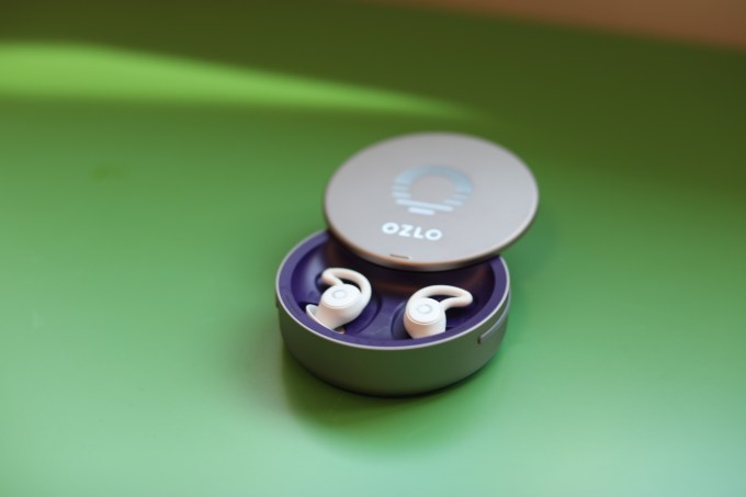 Ozlo Sleepbuds şarj kutusunda