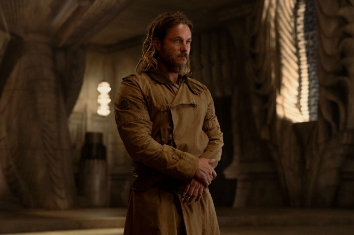 Travis Fimmel, Dune: Prophecy'de bir kraliyet sarayında duruyor.