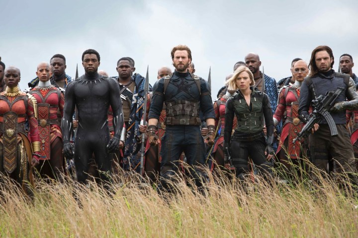 T'Challa, Kaptan Amerika ve Black Widow, Wakanda ordusunun önünde duruyor "Yenilmezler: Sonsuzluk Savaşı."
