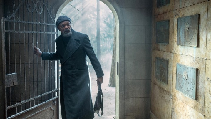 Nick Fury, Secret Invasion'da bir mahzene giriyor.