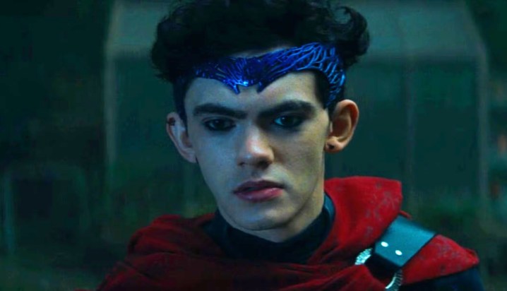 Wiccan, Agatha All Along'da tam kostümüyle bakıyor.