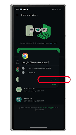 Google Chrome ve çıkış seçeneklerine sahip bağlı cihazlar için WhatsApp ekranı.