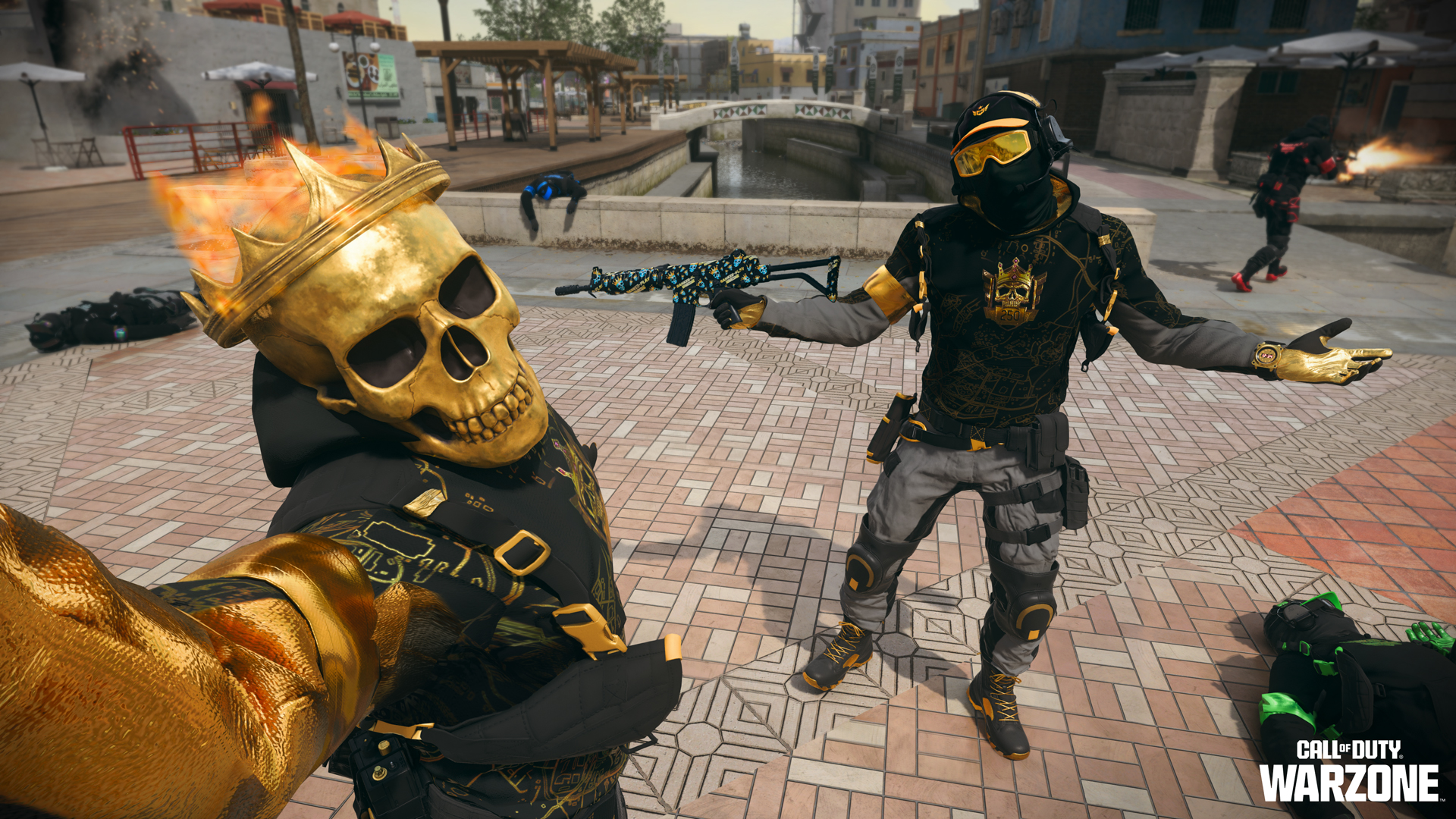 Call of Duty: Black Ops 6 operatörlerinden biri kuru kafalı bir yüze ve bir taca sahip, her ikisi de altın süslemeli askeri kıyafetler giymiş, Warzone'da bir selfie için poz veriyor.