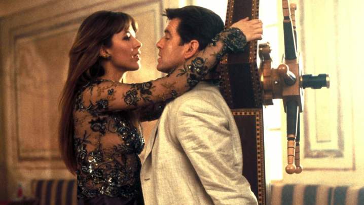The World Is Not Enough'da Elektra King rolünde Sophie Marceau ve James Bond rolünde Pierce Brosnan yer alıyor.