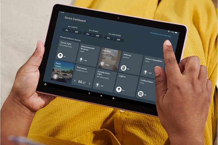 Amazon Fire HD 10 elinizde.