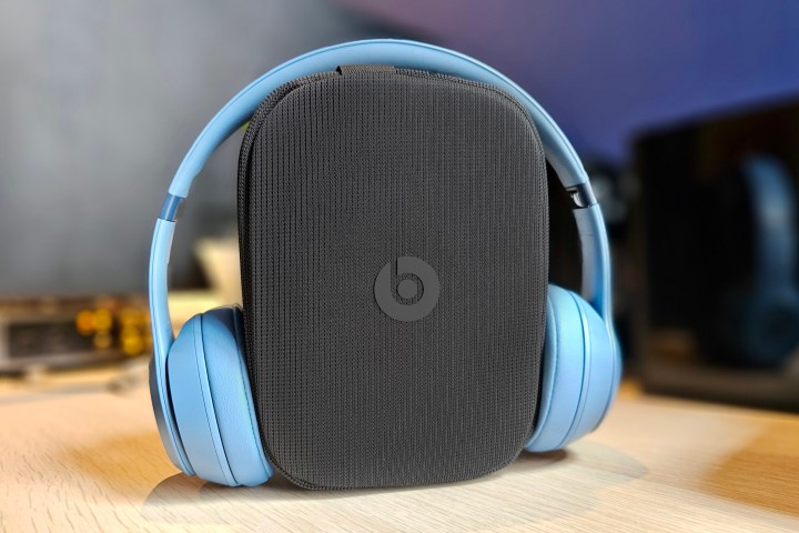 Beats Solo 4 ve taşıma çantası.