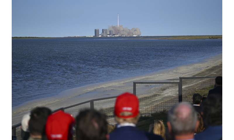 SpaceX dev Starship roketini fırlattı, ancak mekanik kollarla güçlendiriciyi yakalama girişimini iptal etti