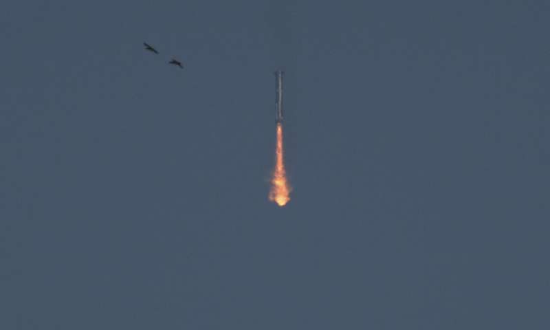 SpaceX dev Starship roketini fırlattı, ancak mekanik kollarla güçlendiriciyi yakalama girişimini iptal etti