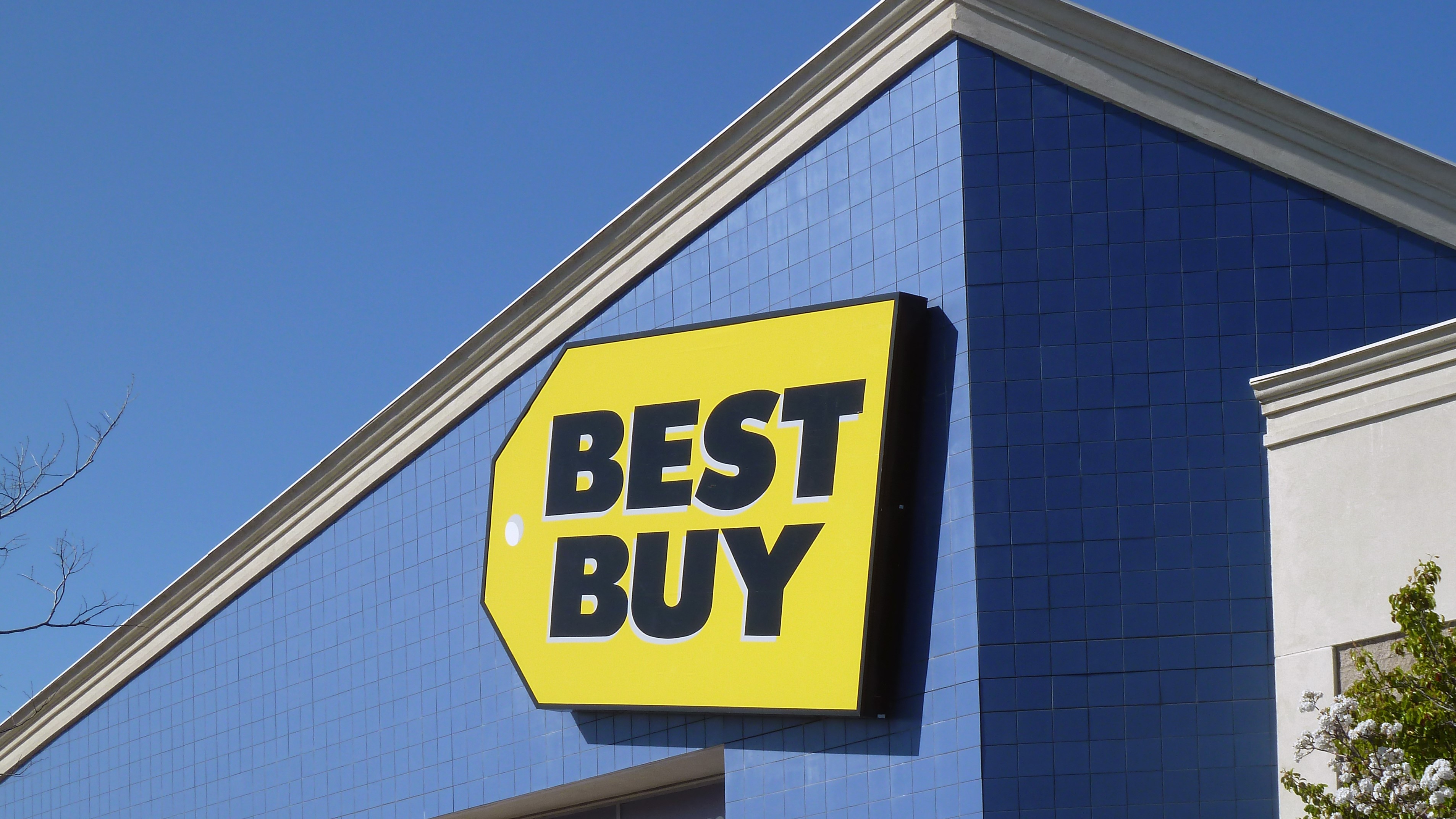 Best Buy logosunun belirgin bir şekilde yer aldığı bir Best Buy mağazasının görseli