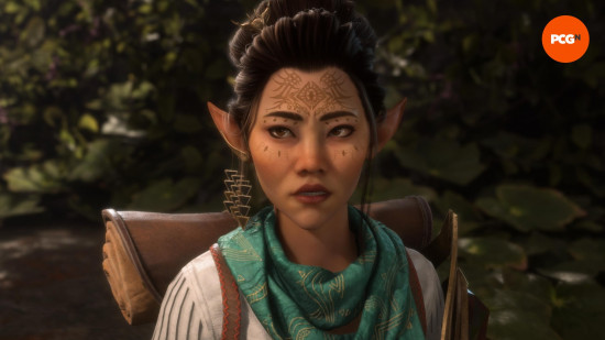 Dragon Age The Veilguard incelemesi: Alnında dövme bulunan, sivri kulaklı bir kadın, Dragon Age: The Veilguard'dan Bellara.