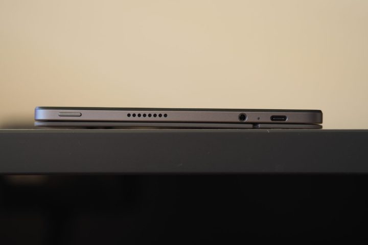 Bağlantı noktalarını gösteren Lenovo Chromebook Duet 11'in sol yandan görünümü.