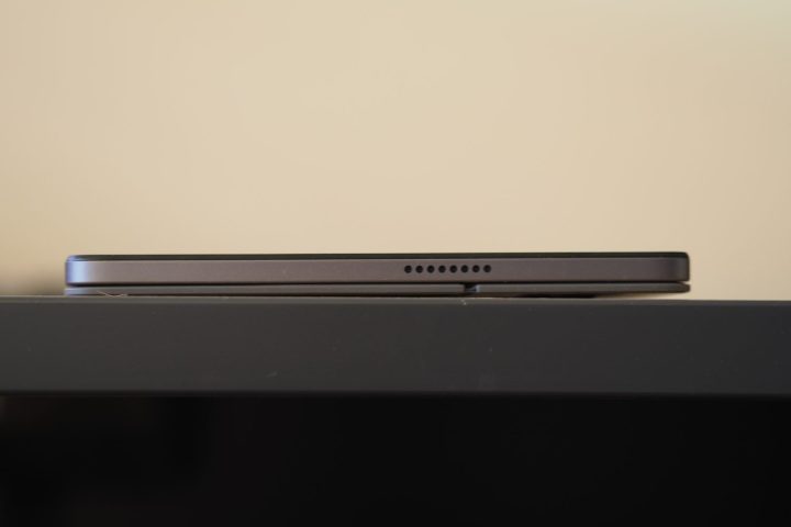 Bağlantı noktalarını gösteren Lenovo Chromebook Duet 11'in sağ yandan görünümü.