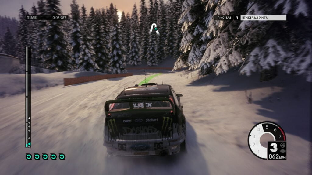 Dirt 3, seride yarışçının adını anan ilk oyun olan ve PS3'te harika bir yarış oyunu olan, çok beğenilen Colin McRae Rally 2'nin devamı niteliğindedir.