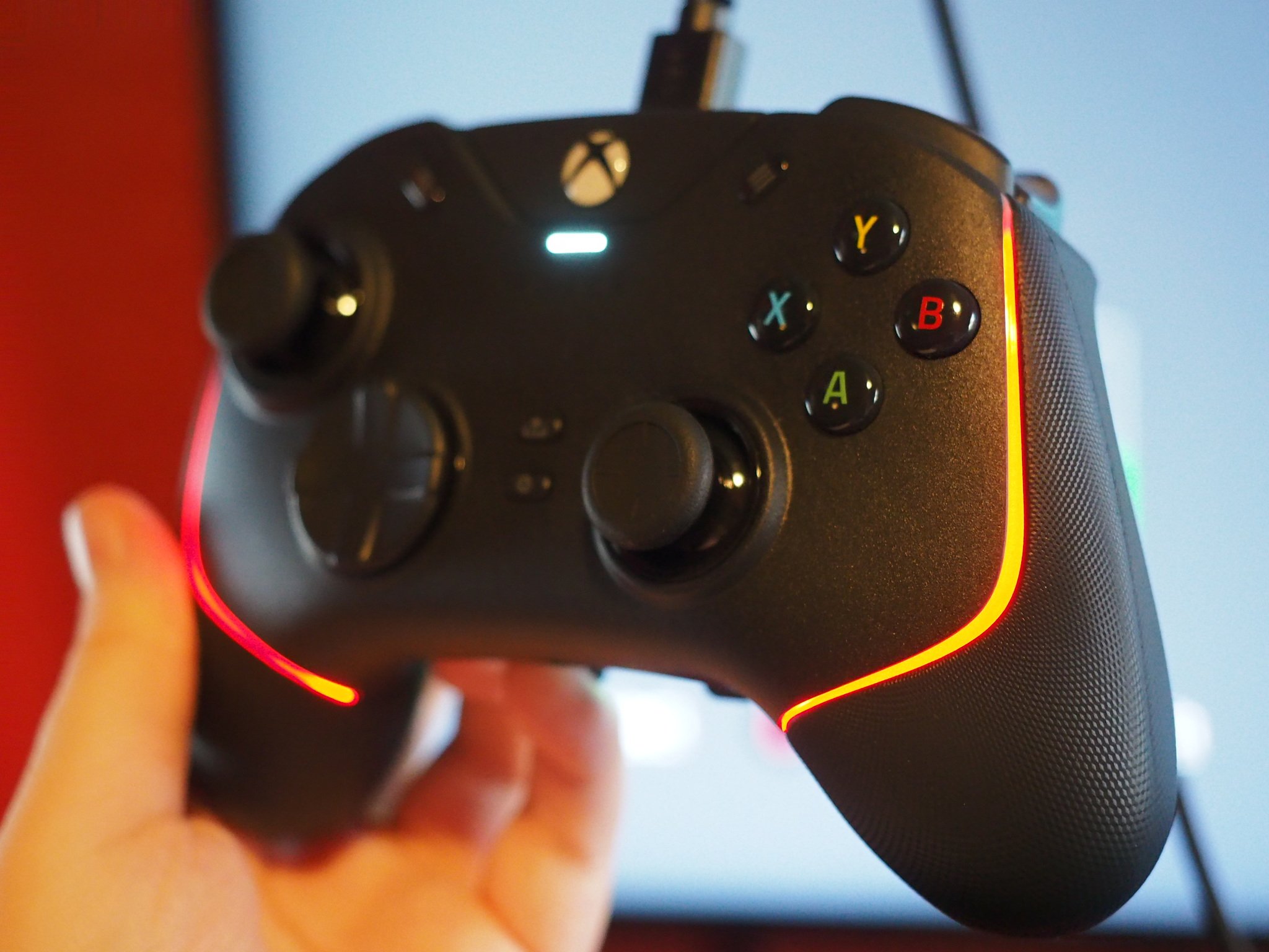 Razer Wolverine V2 İnceleme 2024, kırmızı ışıklar etkinleştirilmiş (kamera merceği nedeniyle burada turuncu görünmelerine rağmen).