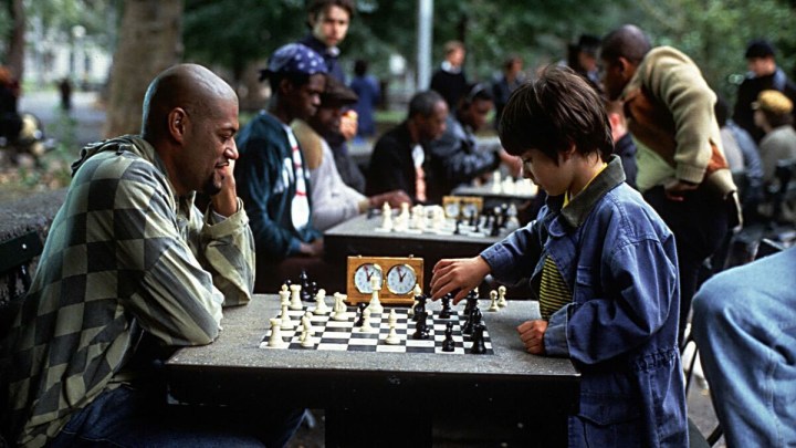 Max Pomeranc satranç ustalığını Bobby Fischer'ı Ararken gösteriyor.