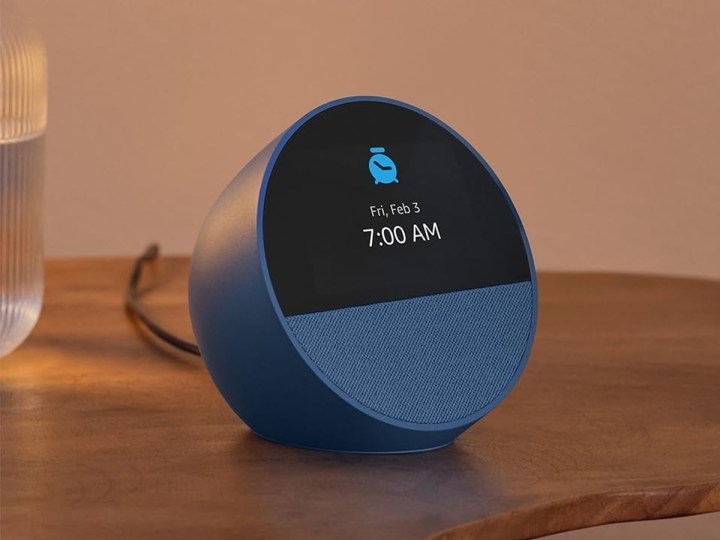 Küçük bir masanın üzerinde Amazon Echo Spot (2024).