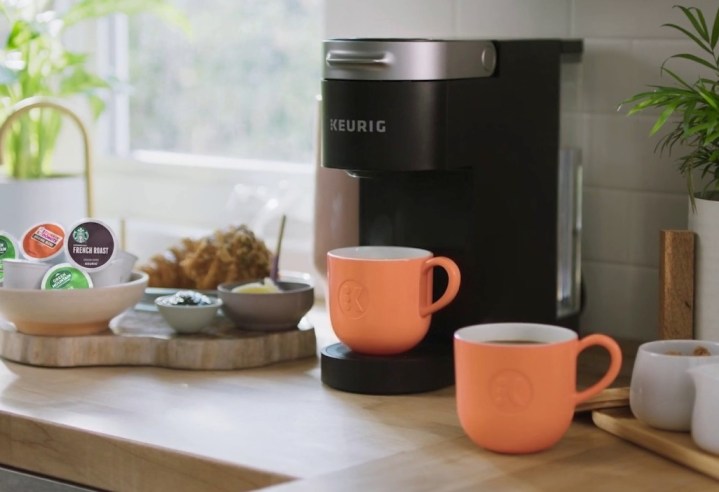 Keurig K-Slim, mutfak tezgahında tek servislik kahve makinesi.