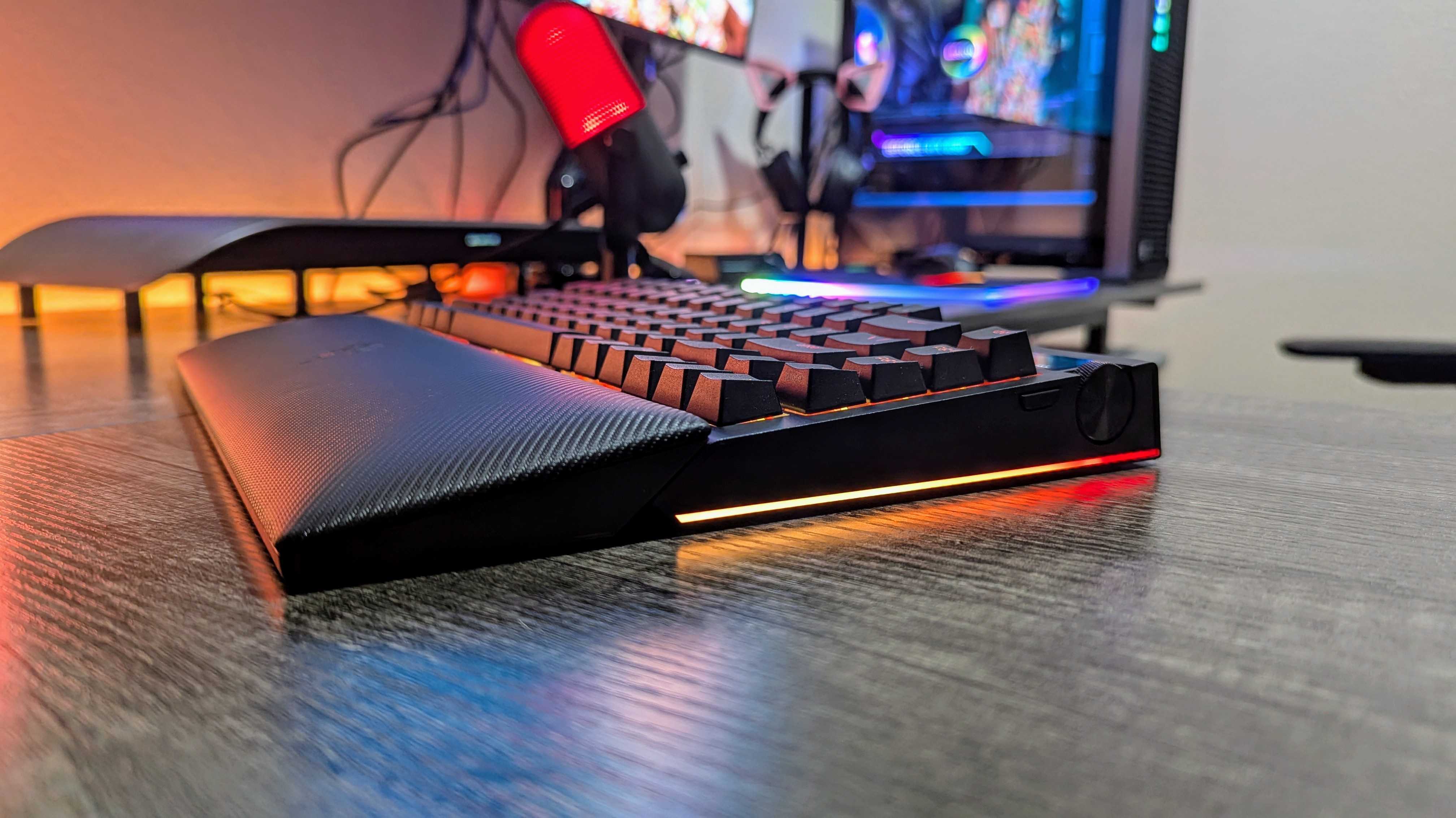 Razer BlackWidow V4 Pro, alttan aydınlatmasıyla %75 yandan görülüyor.