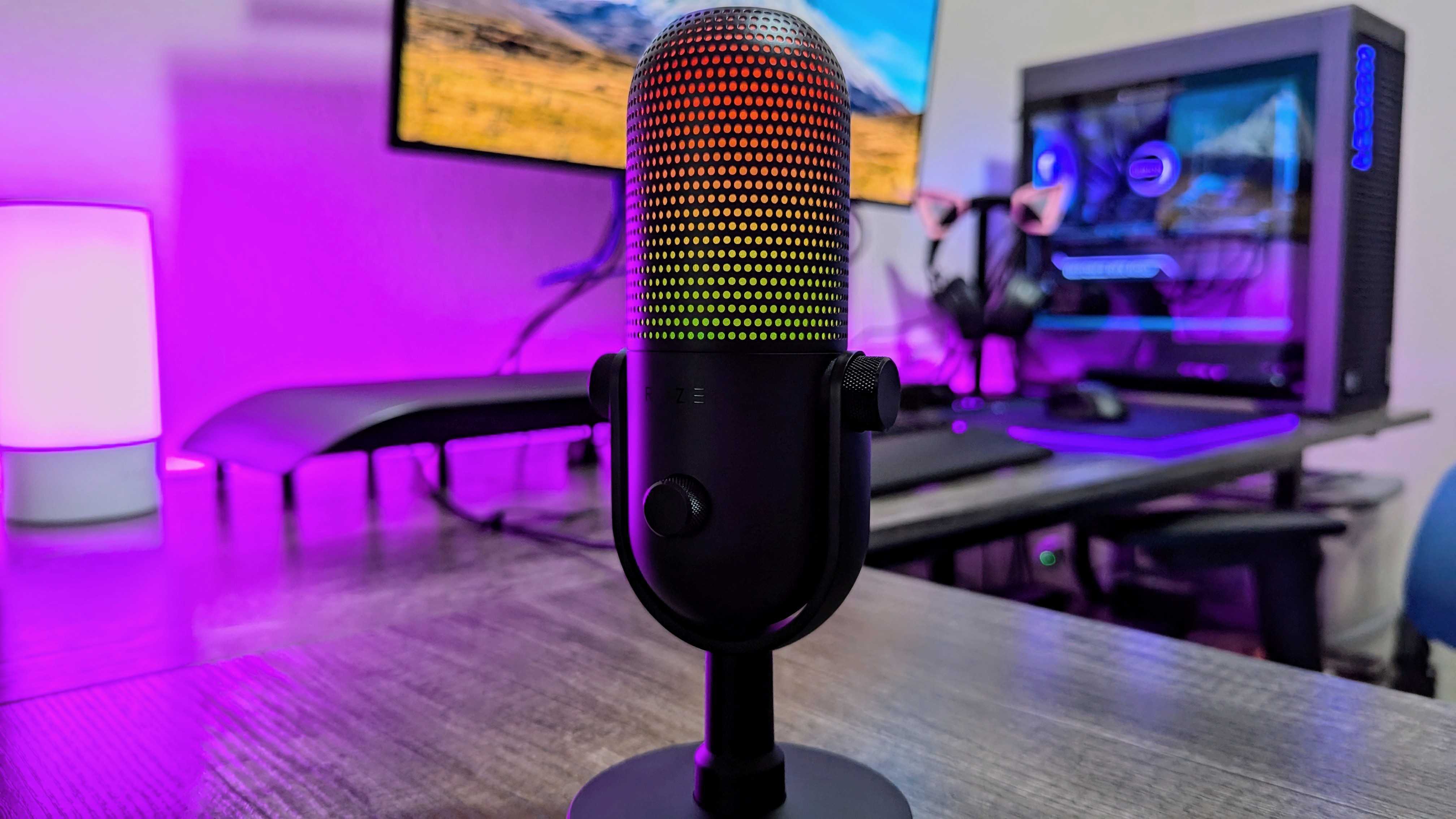 Razer Seiren V3 Chroma mikrofonunun görüntüsü.
