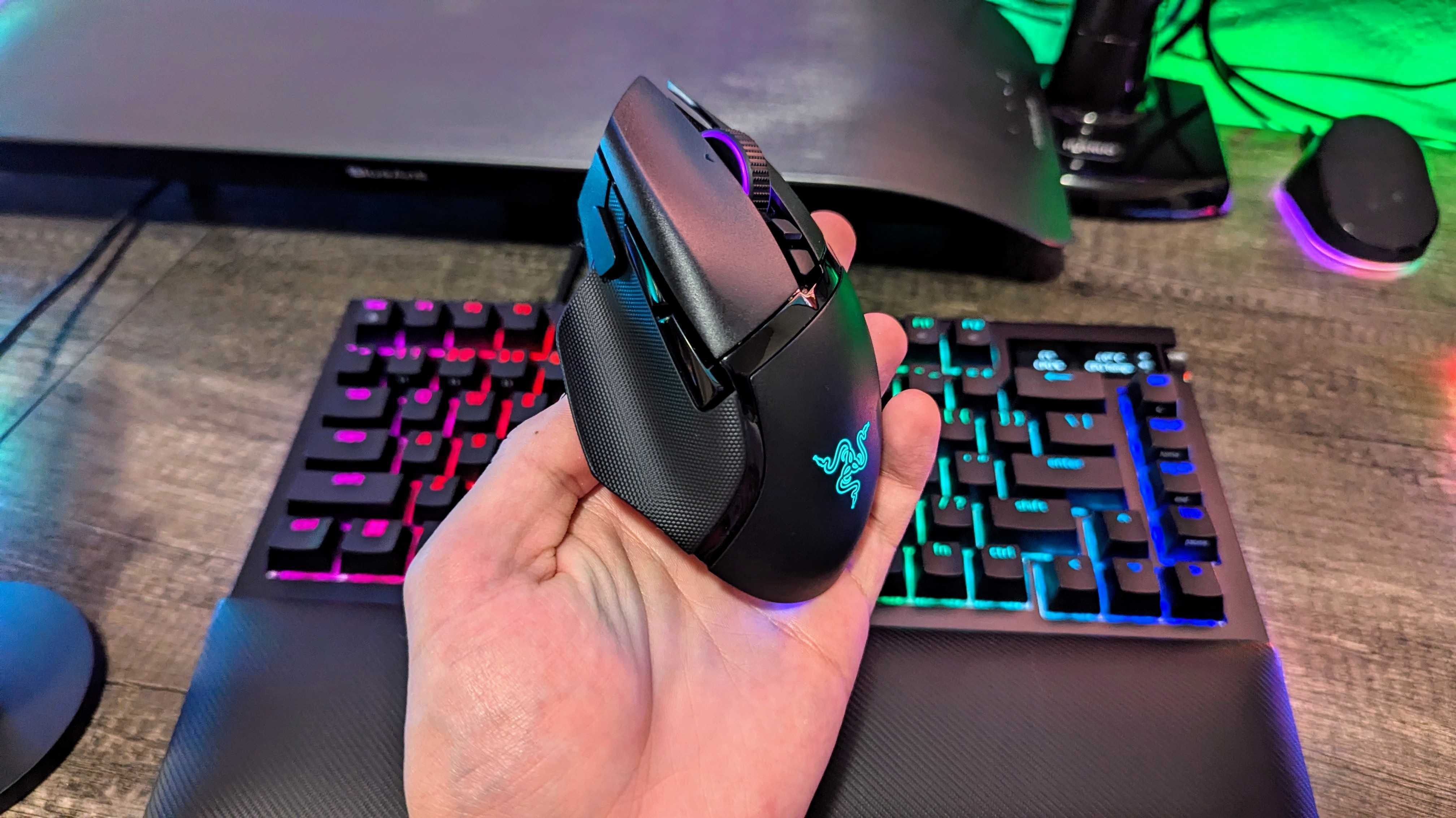 Razer BlackWidow V4 Pro 75%'in üzerinde tutulan bir Razer Basilisk V3 Pro.