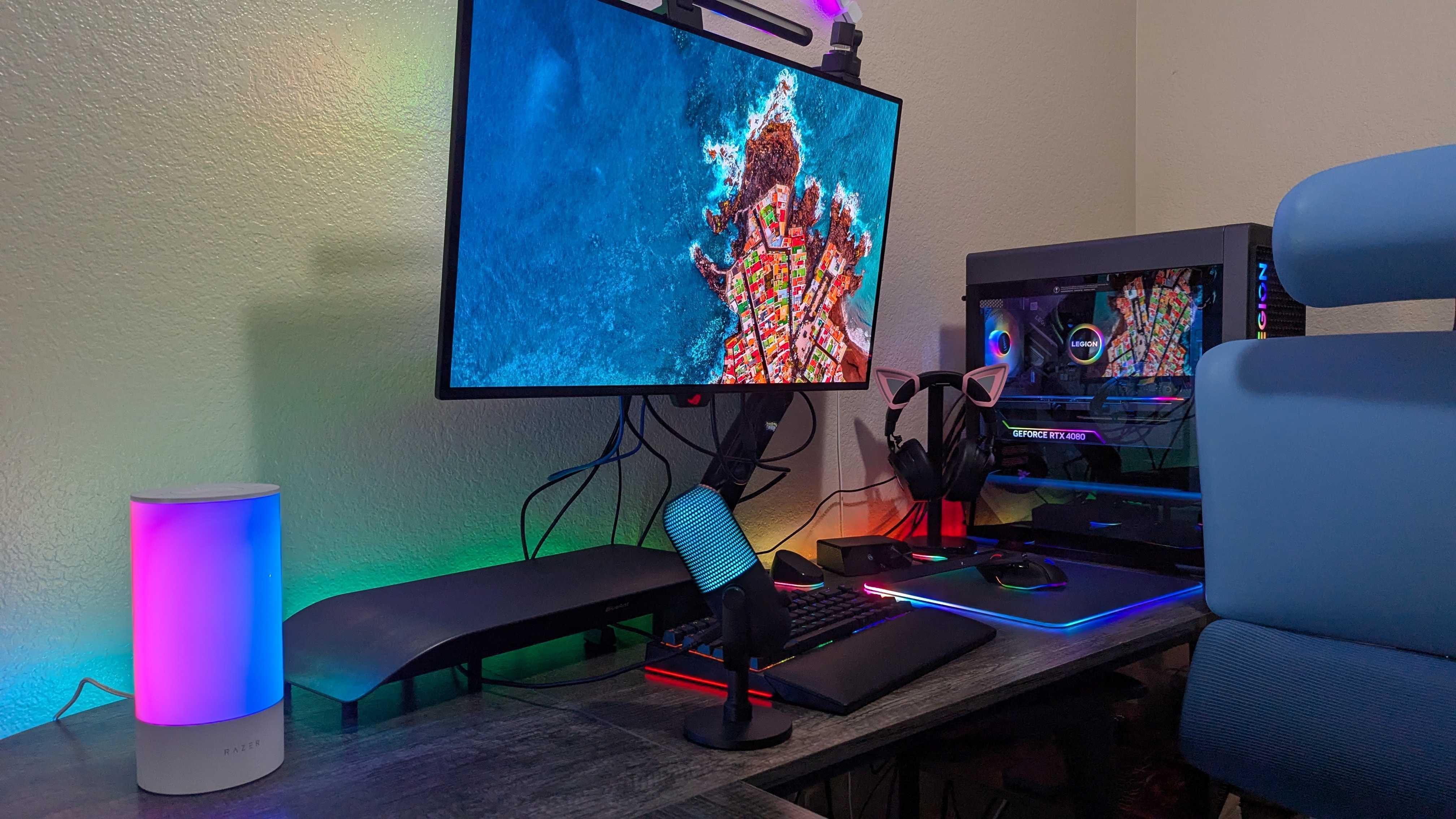 Tamamı RGB aydınlatmayla aydınlatılmış birçok Razer ürününün bulunduğu tam bir masa düzeni.