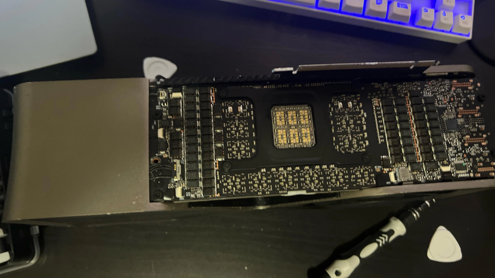 İddia edilen RTX 4090 Ti prototip PCB