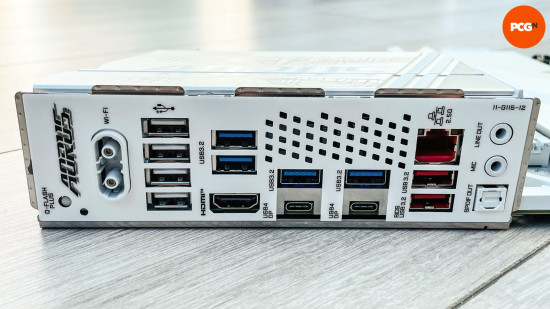 gigabyte-x870-aorus-elite-wifi7-ice-inceleme-arka-io-paneli Gigabyte X870 Aorus Elite WiFi7 Ice incelemesi: USB bağlantı noktalarını gösteren arka G/Ç paneli.