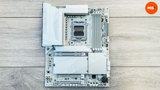 gigabyte-x870-aorus-elite-wifi7-ice-inceleme-düz-düzen Gigabyte X870 Aorus Elite WiFi7 Ice incelemesi: Tüm düzeni gösteren düz beyaz anakart.