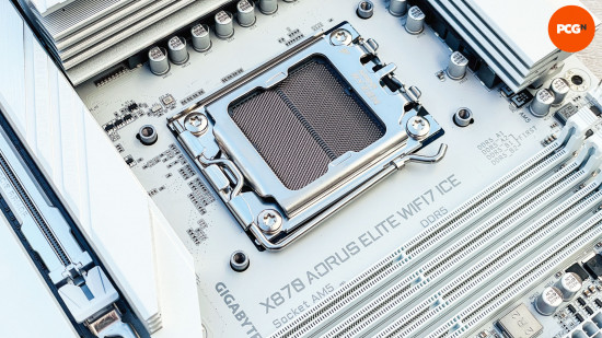 gigabyte-x870-aorus-elite-wifi7-ice-inceleme-işlemci-soketi Gigabyte X870 Aorus Elite WiFi7 Ice incelemesi: Beyaz anakarttaki CPU soket alanı.