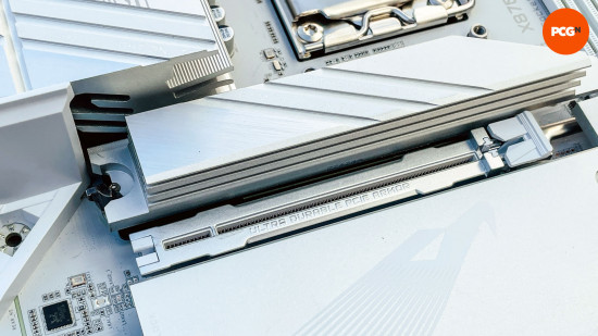 gigabyte-x870-aorus-elite-wifi7-ice-review-pcie-5-ssd-soğutucu Gigabyte X870 Aorus Elite WiFi7 Ice incelemesi: PCIe 5.0 M.2 SSD soğutucu.
