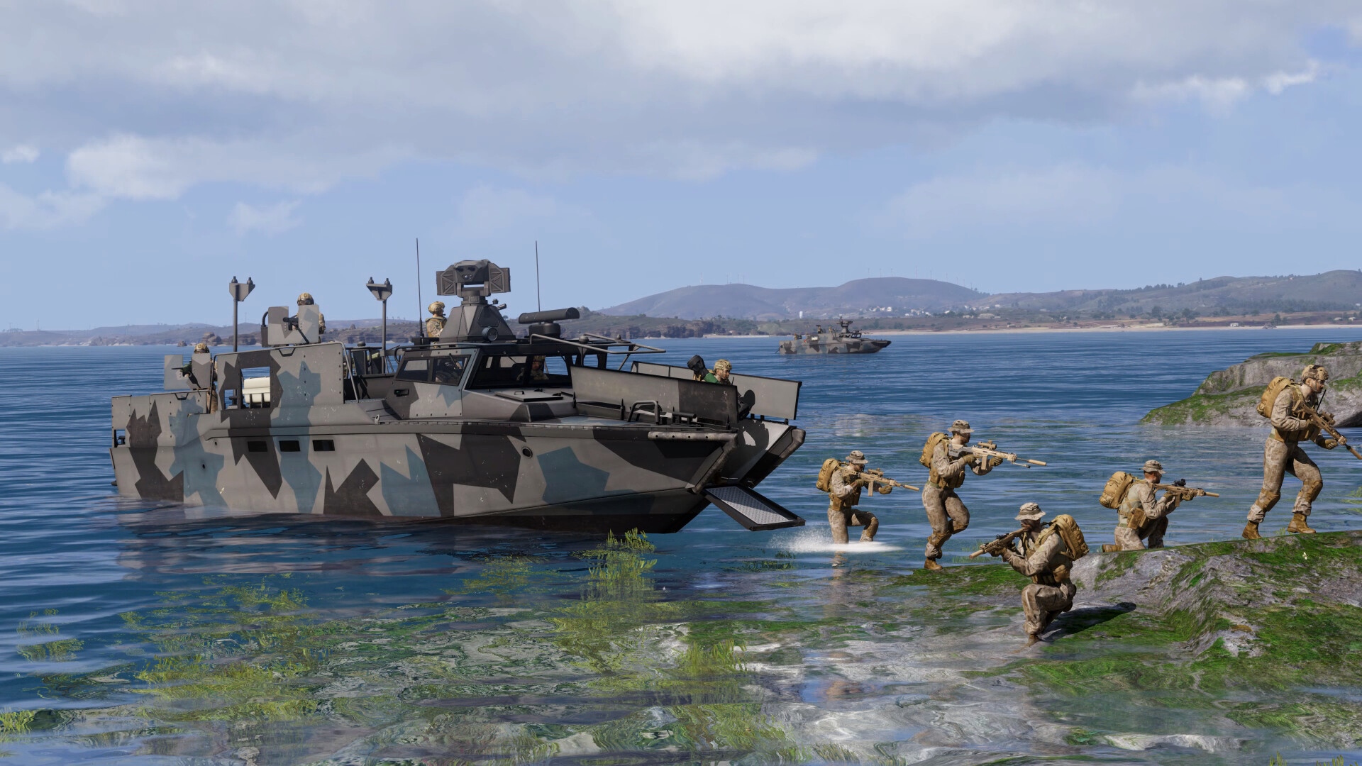 Arma 3 DLC: Bir amfibi tank, önünde birkaç askerin yürüdüğü kıyıya yaklaşıyor