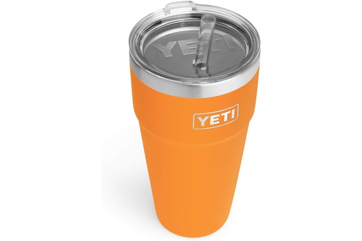 Beyaz zemin üzerinde Yeti Rambler 26 onsluk Saman Kupası.