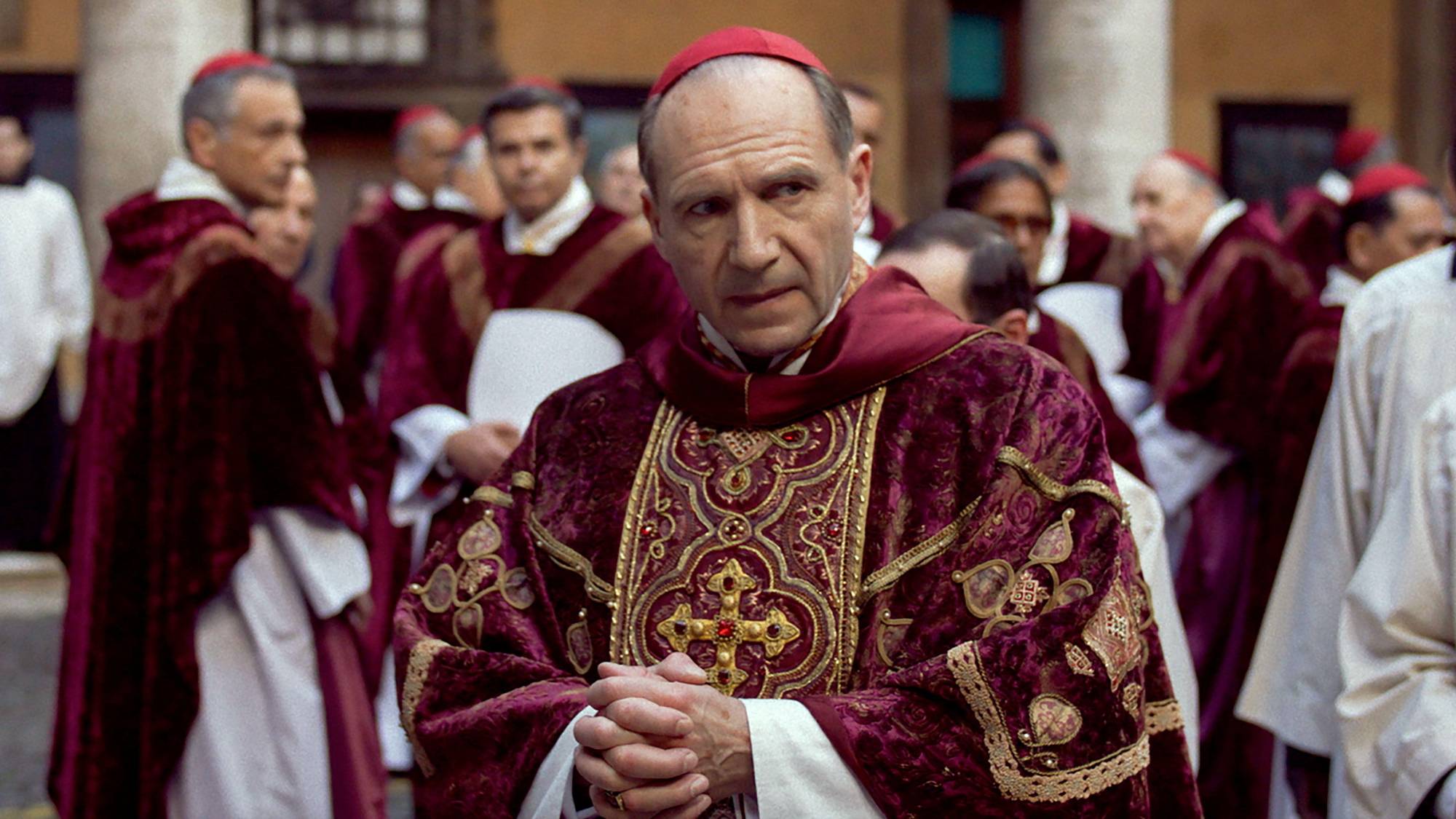 Ralph Fiennes, Thomas Kardinal Lawrence rolünde