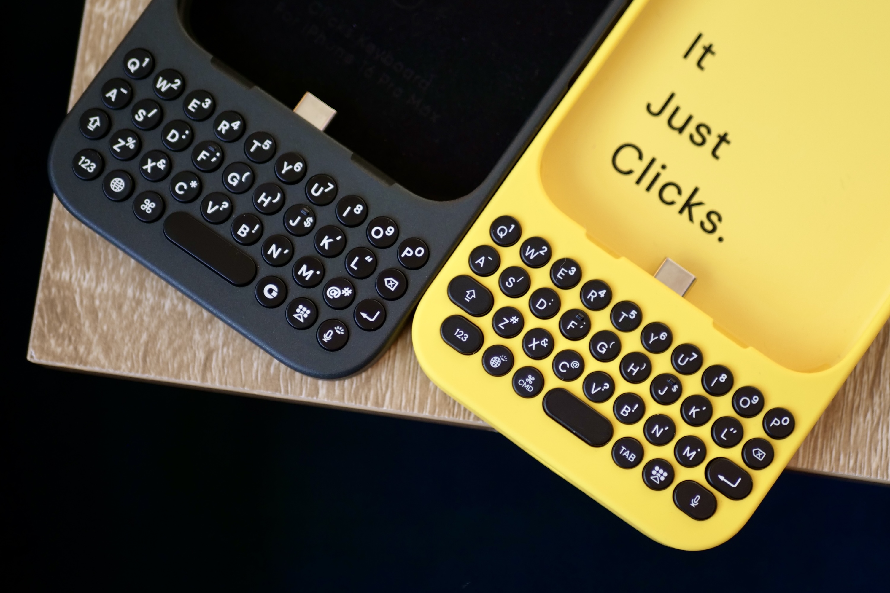 iPhone 16 için Clicks Keyboard ve orijinal sürümü.