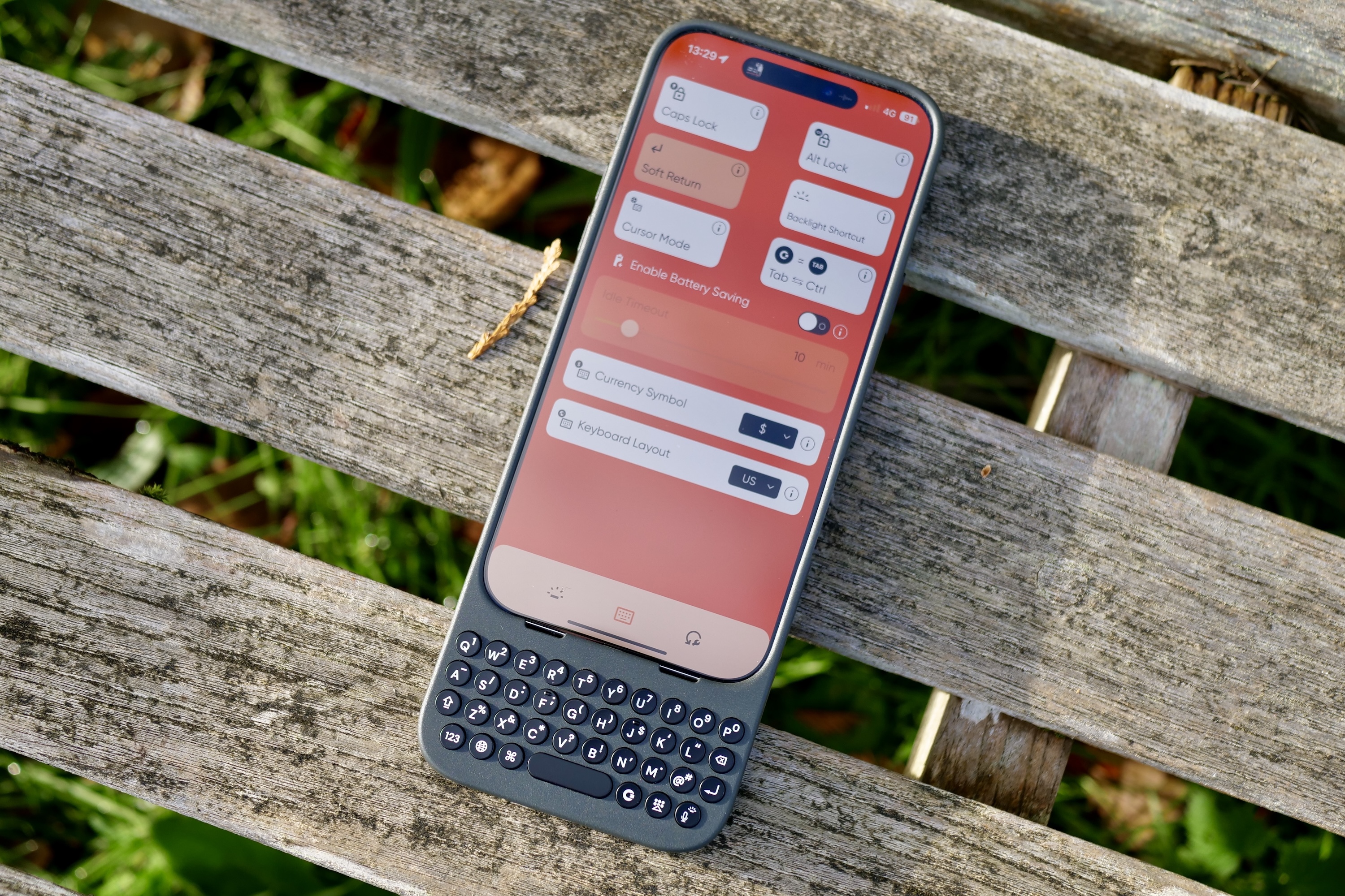 Clicks Keyboard kılıfının içindeki uygulamayı gösteren bir iPhone 16 Pro Max.