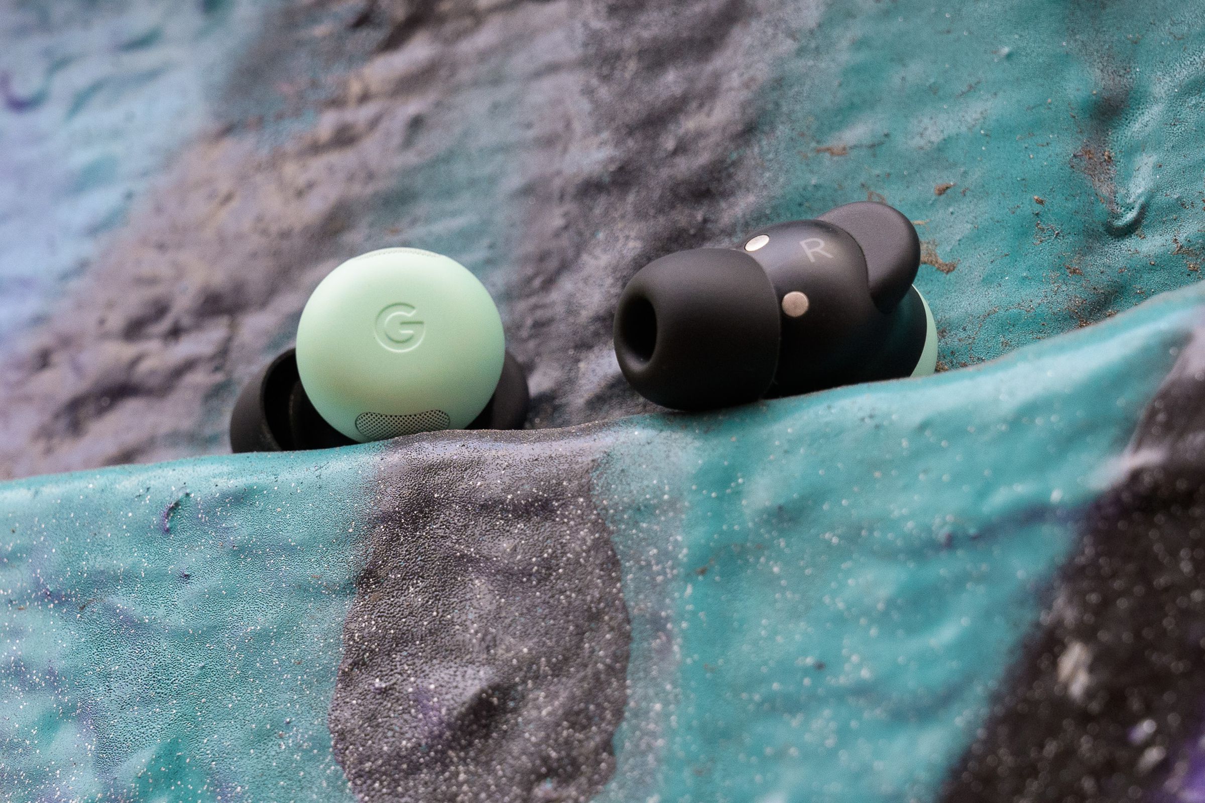 Google'ın Pixel Buds Pro 2 kulaklıklarının uygulamalı fotoğrafı.