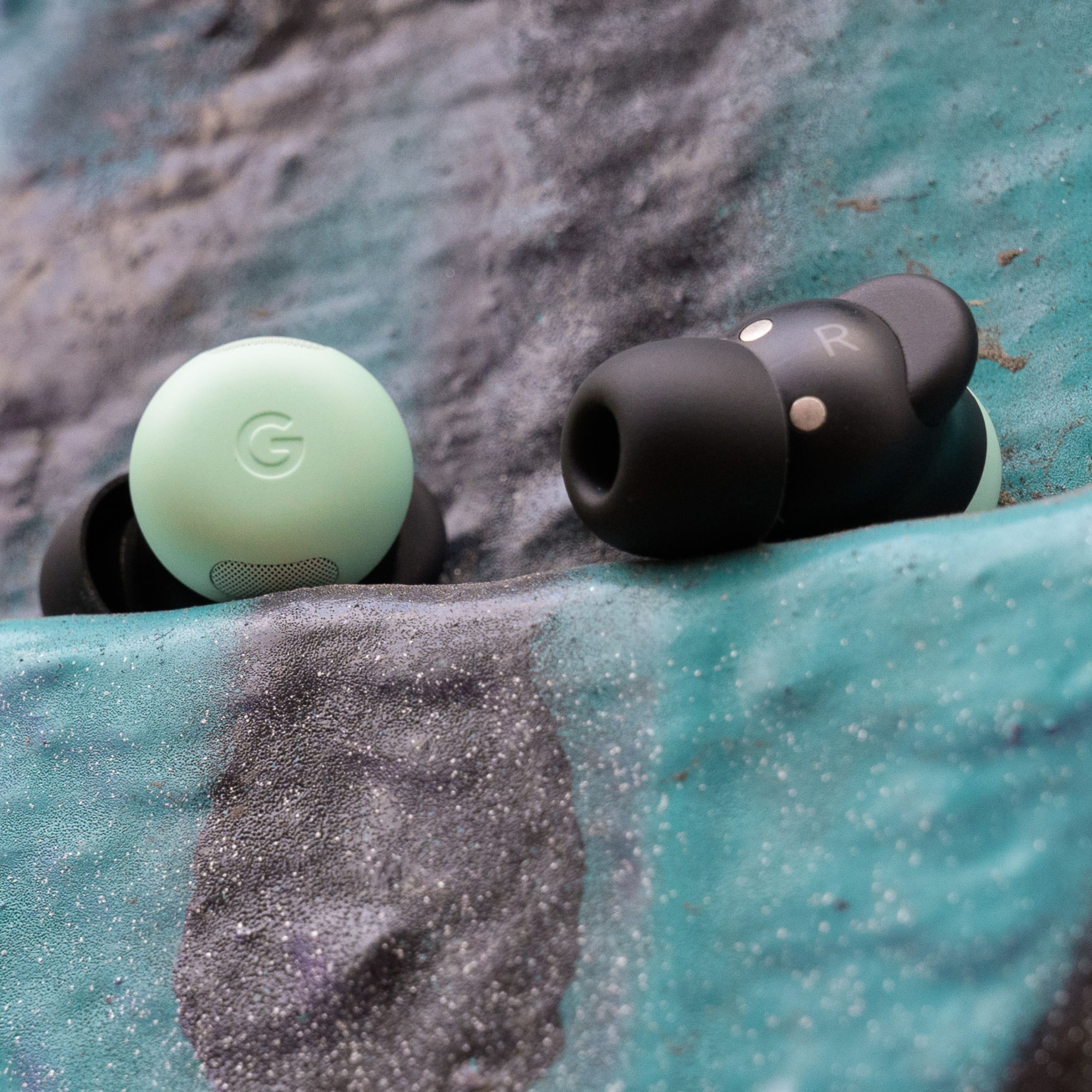 Google'ın Pixel Buds Pro 2 kulaklıklarının uygulamalı fotoğrafı.