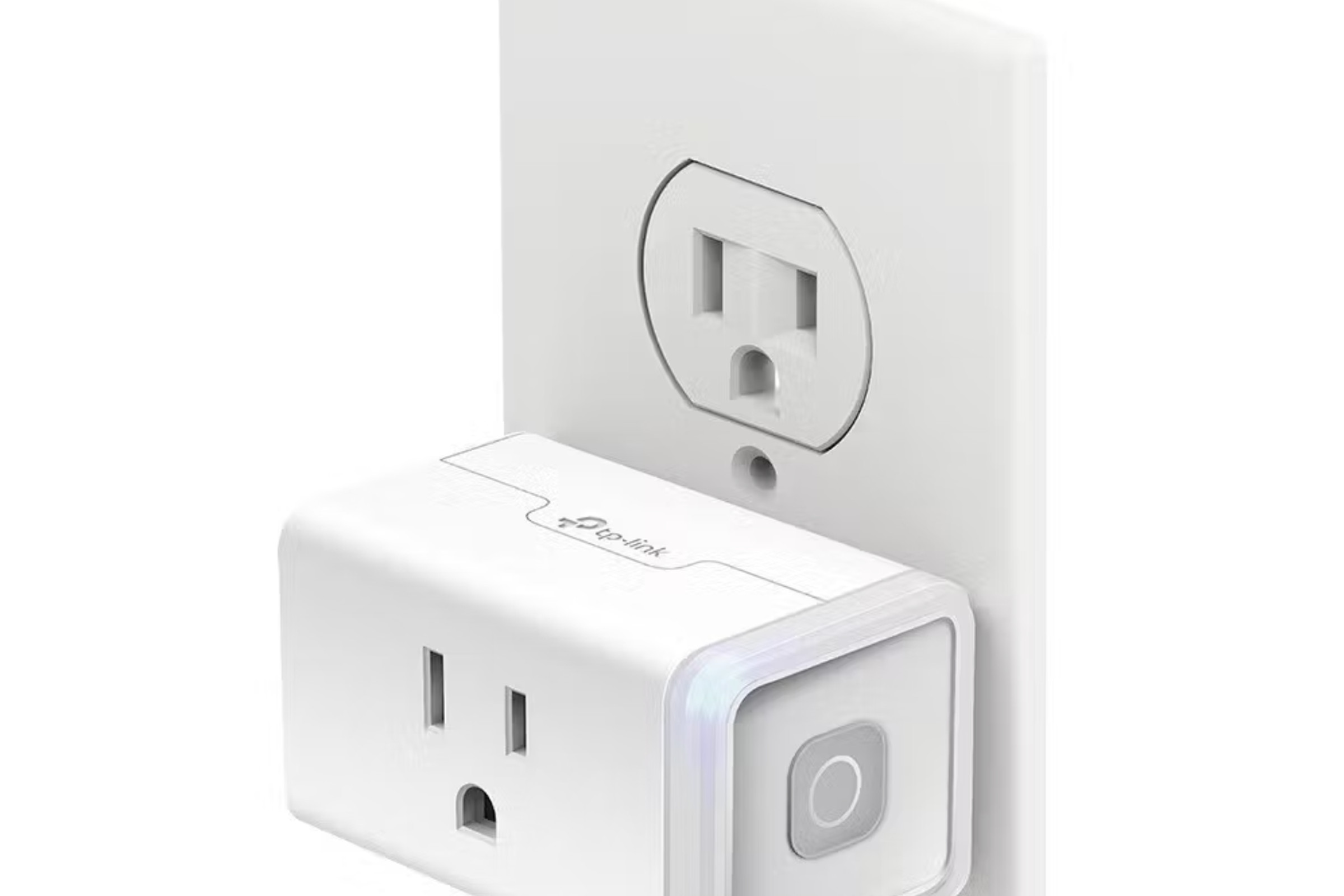 Beyaz fiş elektrik prizine takılı.
