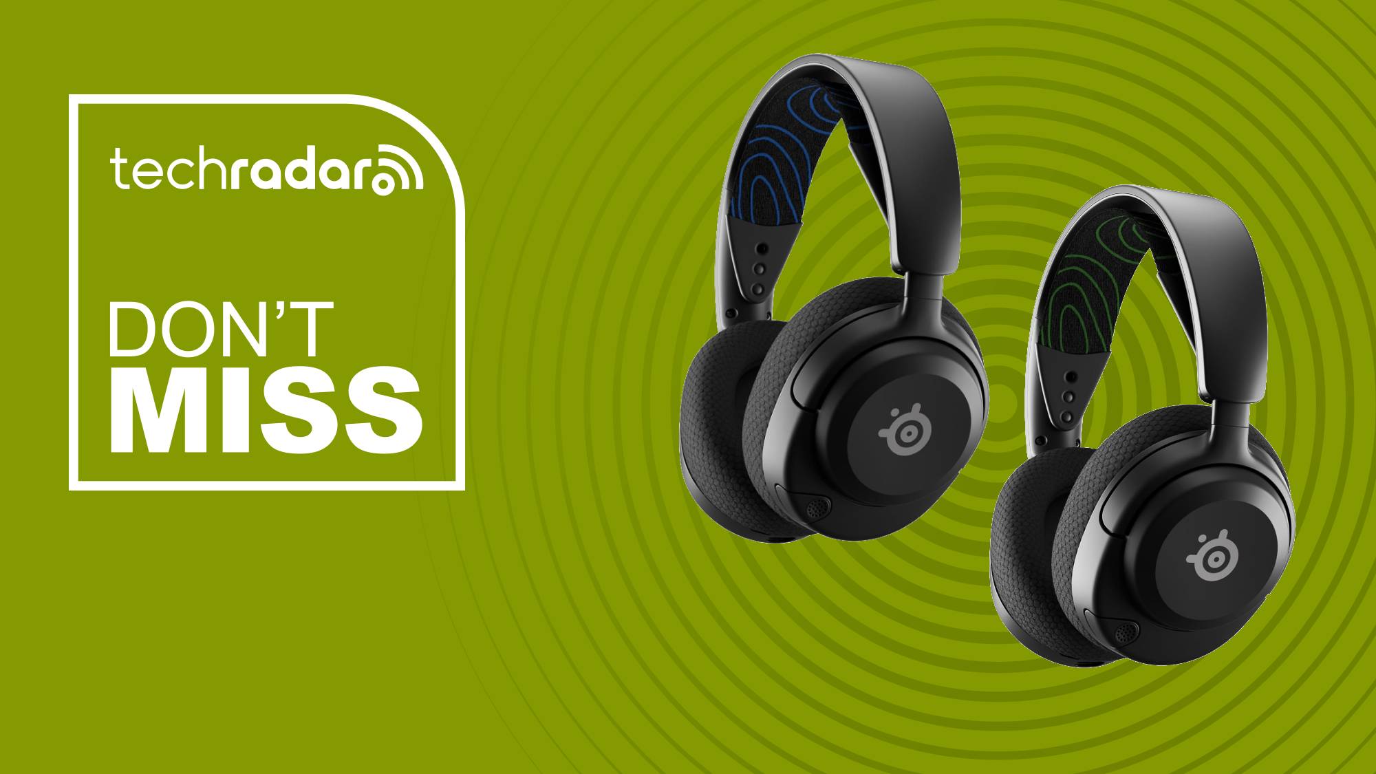 Yeşil zemin üzerinde beyaz renkte iki SteelSeries Arctis Nova 5 kulaklık, metni kaçırmaz