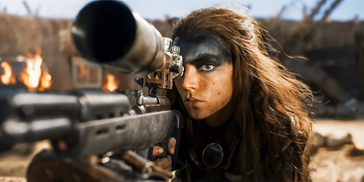 Furiosa, "Furiosa: A Mad Max Saga"da tüfeğini hedef alıyor.